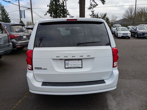 Used 2019 Dodge Grand Caravan SE image 4