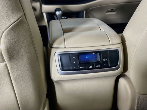 Used 2019 Toyota Highlander XLE FWD image 28