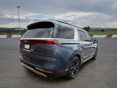 Certified 2024 Kia Carnival SX FWD image 3