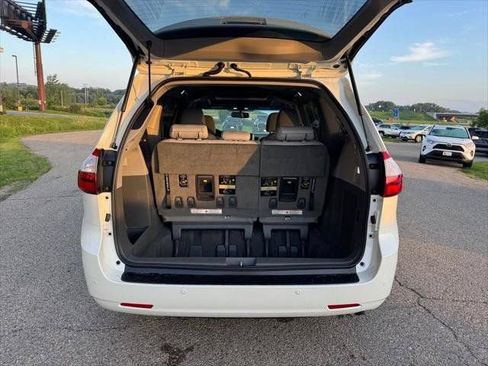 Used 2017 Toyota Sienna XLE Premium AWD/4WD image 34