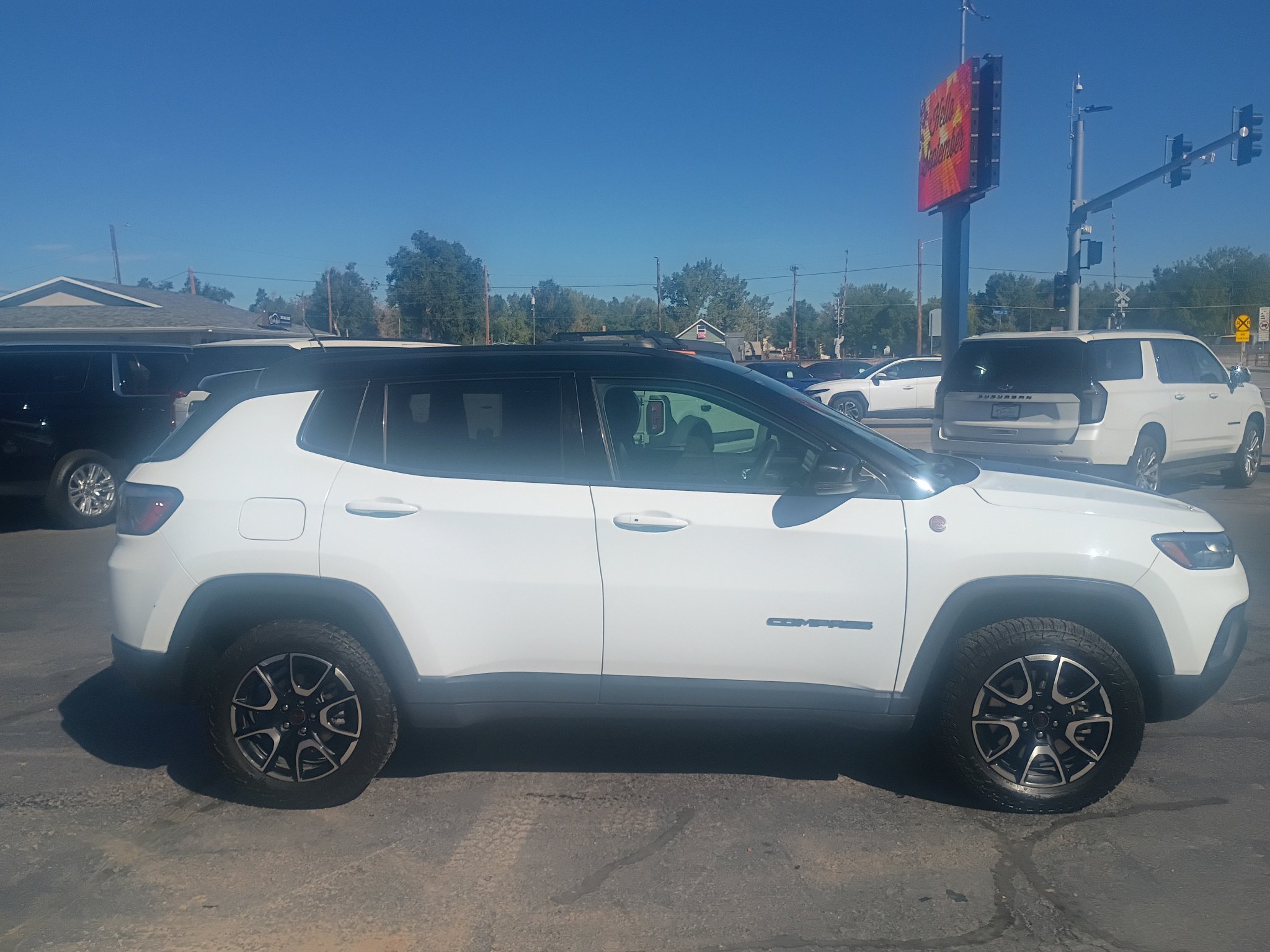 Used 2025 Jeep Compass Trailhawk AWD/4WD image 5