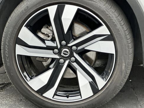 Certified 2024 Volvo XC40 B5 Plus w/ Climate Package AWD/4WD image 34