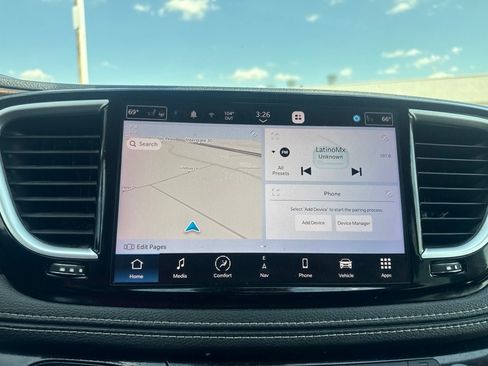 Used 2023 Chrysler Pacifica Limited FWD image 44