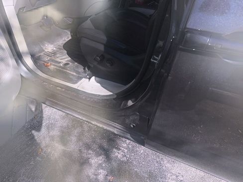 Used 2023 Chrysler Pacifica Touring-L image 2