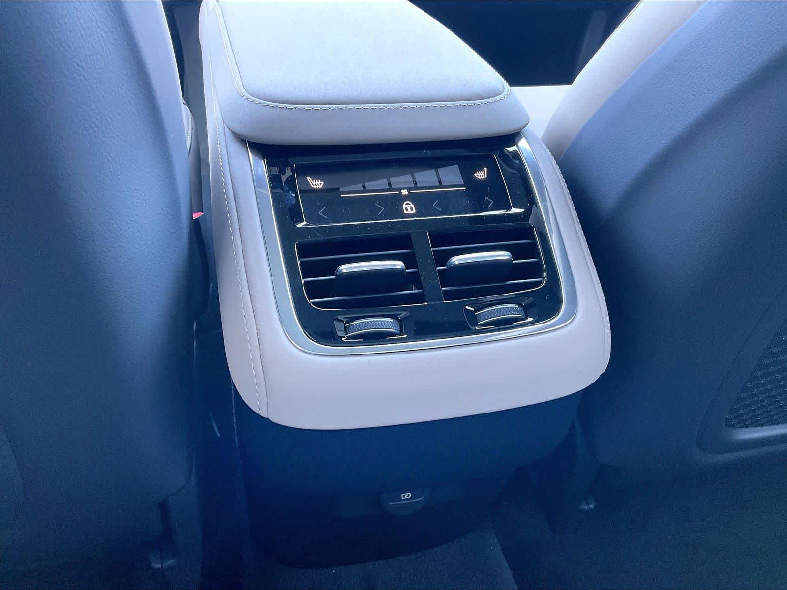 New 2027 Volvo XC90 B5 Core AWD/4WD image 16