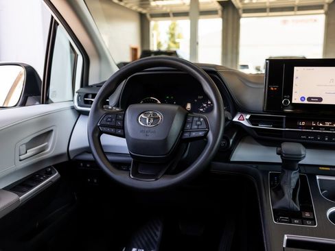 Used 2026 Toyota Sienna LE FWD image 11
