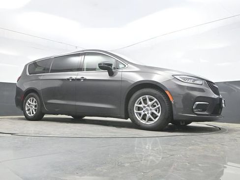 Used 2023 Chrysler Pacifica Touring-L FWD image 35