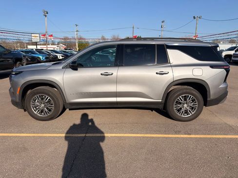 Used 2025 Chevrolet Traverse LT image 8