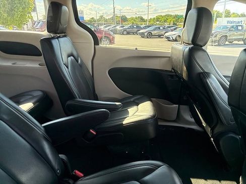 Used 2023 Chrysler Pacifica Touring-L FWD image 21