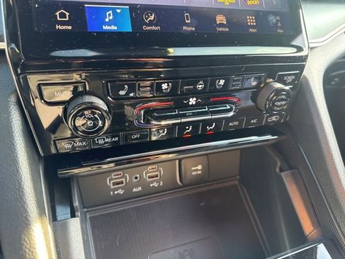 New 2025 Jeep Grand Cherokee Limited w/ Luxury Tech Group II AWD/4WD image 19