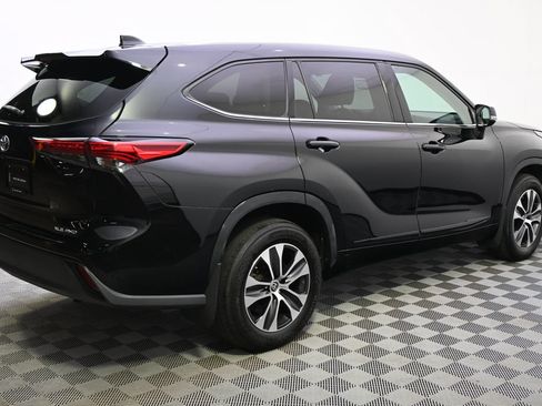 Used 2021 Toyota Highlander XLE AWD/4WD image 5