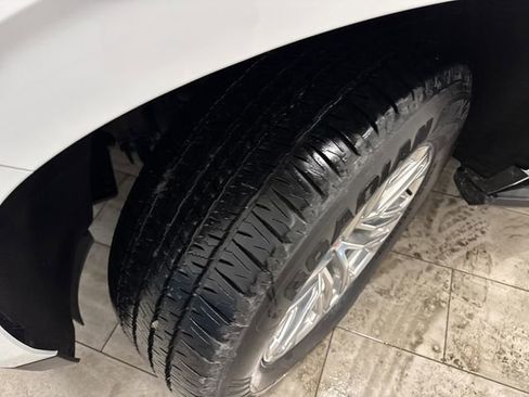 Used 2024 GMC Yukon XL SLE image 37