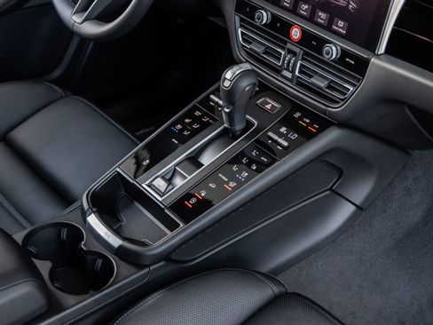 Certified 2026 Porsche Macan AWD/4WD image 33