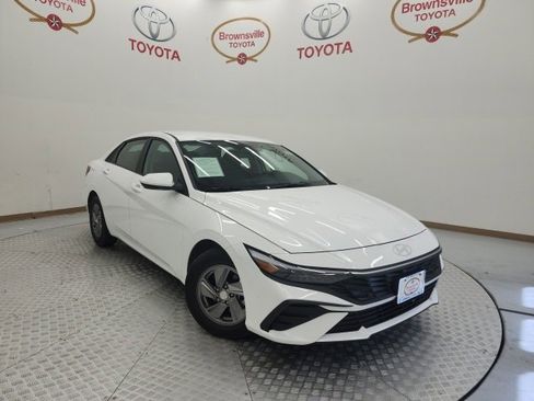 Used 2025 Hyundai Elantra SE image 1