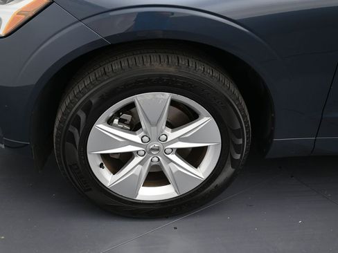 Used 2022 Volvo XC60 B5 Momentum image 9