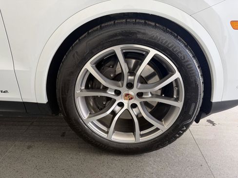 Certified 2025 Porsche Cayenne Coupe image 13
