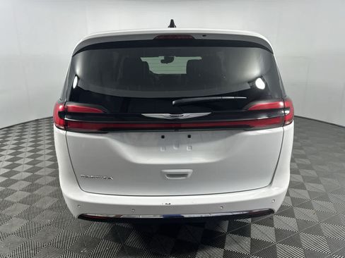 Used 2024 Chrysler Pacifica Touring-L FWD image 7