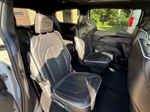 Used 2025 Chrysler Pacifica Limited FWD image 8