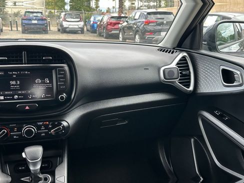 Used 2025 Kia Soul LX w/ LX Technology Package FWD image 33