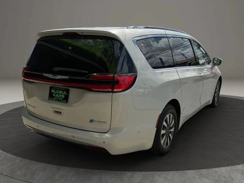 Used 2021 Chrysler Pacifica Touring-L FWD image 3