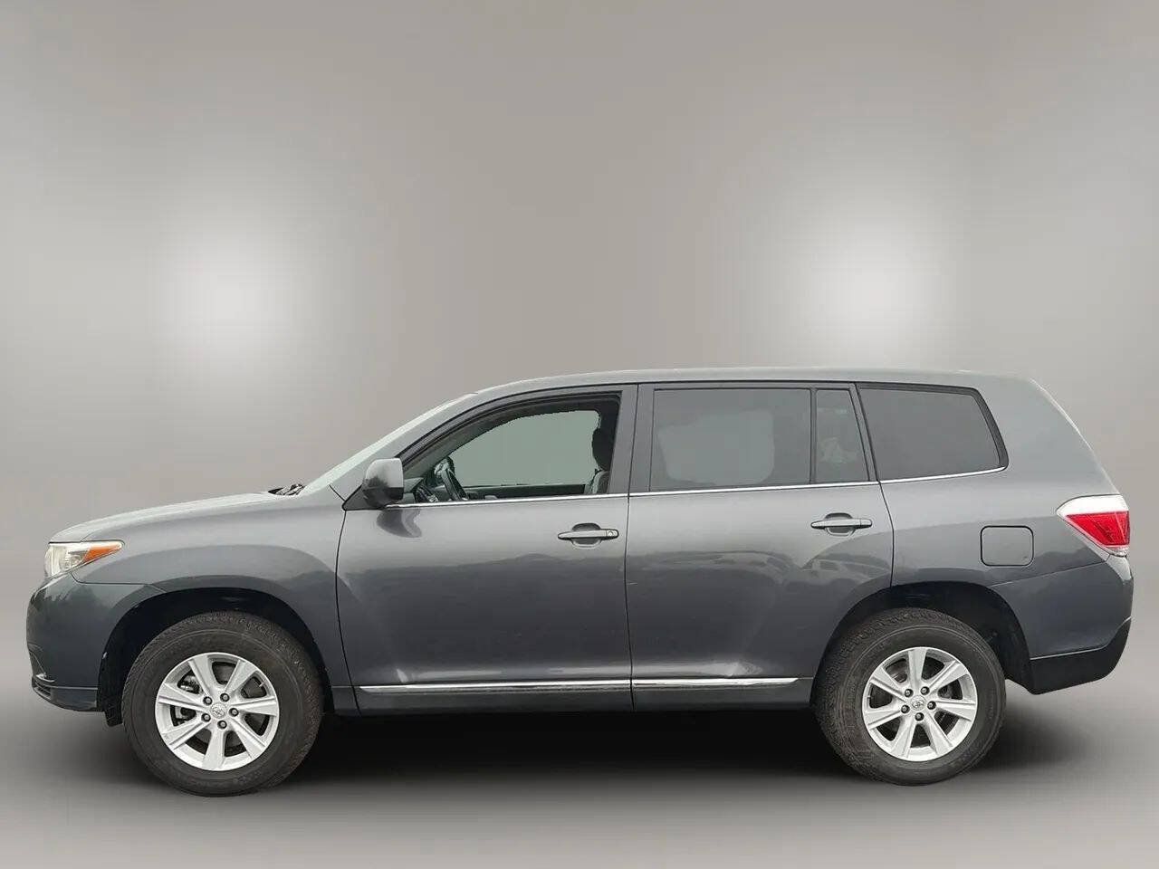 Used 2013 Toyota Highlander FWD w/ Cold Weather Pkg image 4
