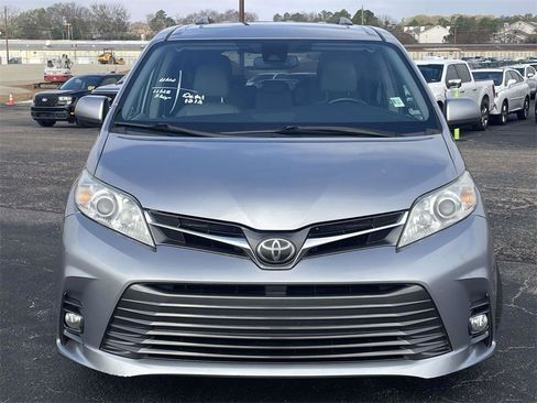Used 2018 Toyota Sienna XLE image 8