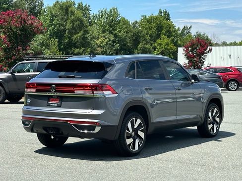 Used 2024 Volkswagen Atlas Cross Sport SE w/ Panoramic Sunroof Package FWD image 9