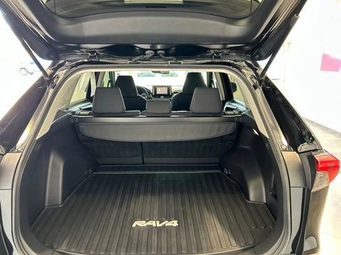 Used 2022 Toyota RAV4 LE AWD/4WD image 14