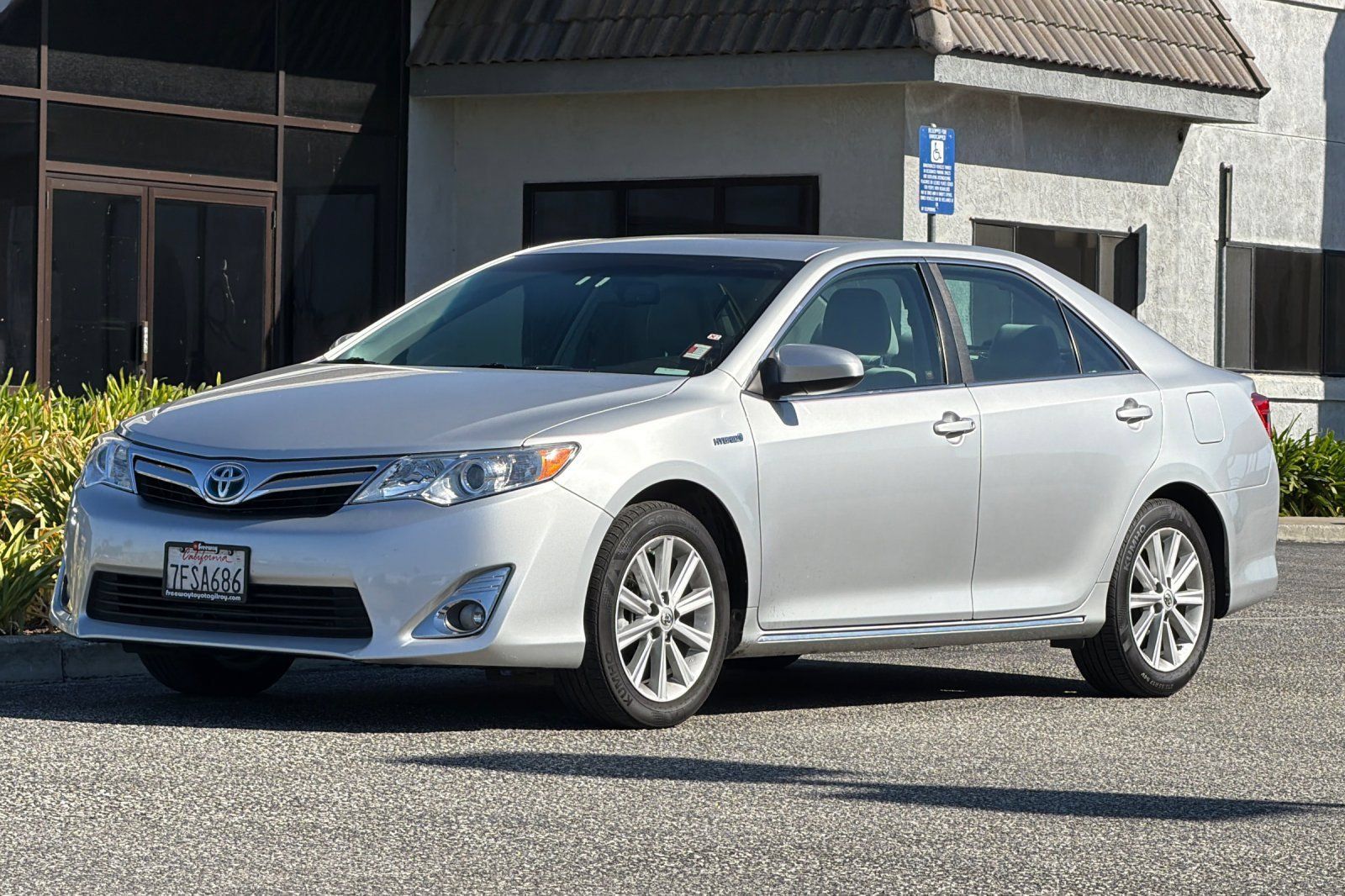 Used 2014 Toyota Camry XLE w/ Convenience Package FWD image 9