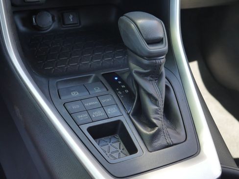 Used 2020 Toyota RAV4 LE AWD/4WD image 14