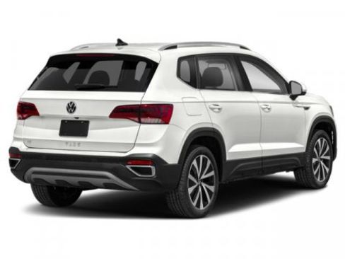 Used 2023 Volkswagen Taos SE w/ Panoramic Sunroof Package image 2