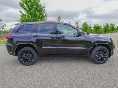 Used 2020 Jeep Grand Cherokee Altitude AWD/4WD image 12
