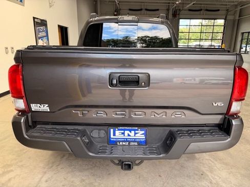 Used 2017 Toyota Tacoma TRD Sport w/ Tow Package AWD/4WD image 6