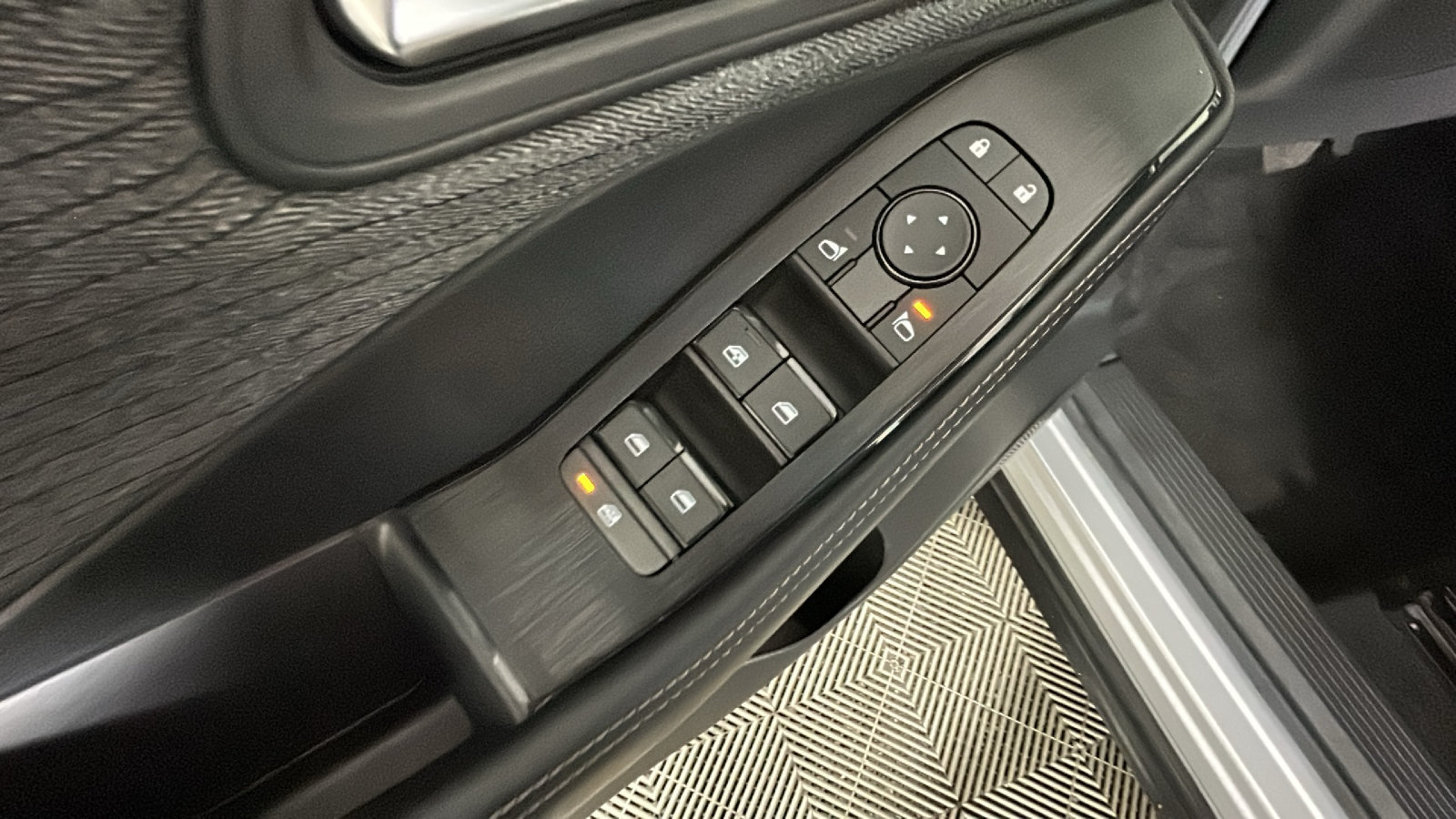 Used 2023 Nissan Rogue SV FWD image 13