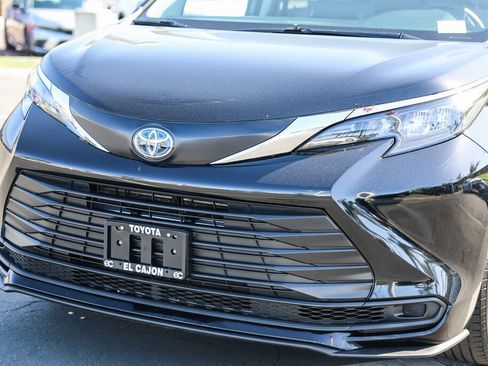 Certified 2024 Toyota Sienna LE image 18