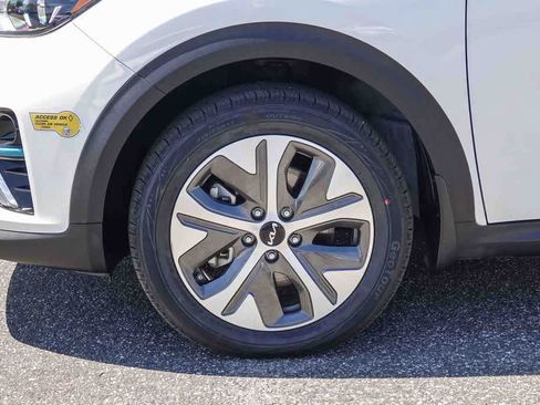 Certified 2022 Kia Niro EX image 9