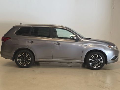 Used 2018 Mitsubishi Outlander 4WD Plug-In Hybrid image 4