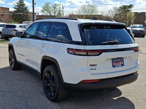 Used 2023 Jeep Grand Cherokee Altitude AWD/4WD image 4