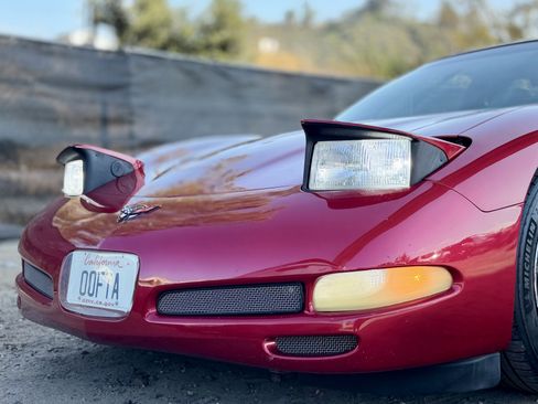 Used 2001 Chevrolet Corvette Coupe w/ Preferred Equipment Group2 RWD image 13