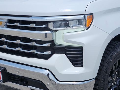 Used 2022 Chevrolet Silverado 1500 LTZ w/ Z71 Off-Road Package AWD/4WD image 8