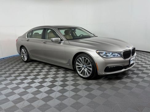 Used 2018 BMW 750i image 7