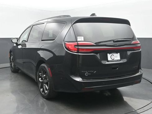 Used 2023 Chrysler Pacifica Limited w/ S Appearance Package FWD image 4