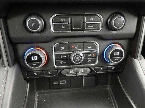 Used 2024 Chevrolet Suburban Z71 w/ Luxury Package image 21