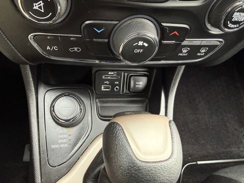 Used 2017 Jeep Cherokee Sport w/ Cold Weather Group image 24