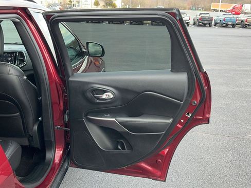 Used 2019 Jeep Cherokee Limited image 28