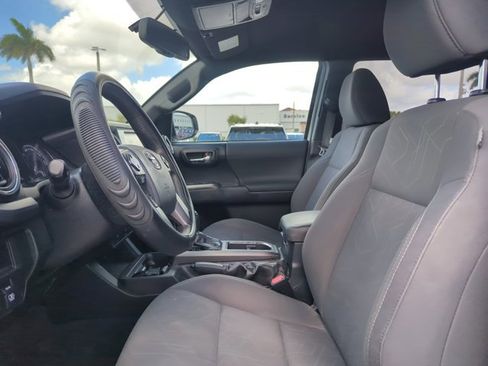 Used 2017 Toyota Tacoma TRD Sport w/ Tow Package (A/T) image 13