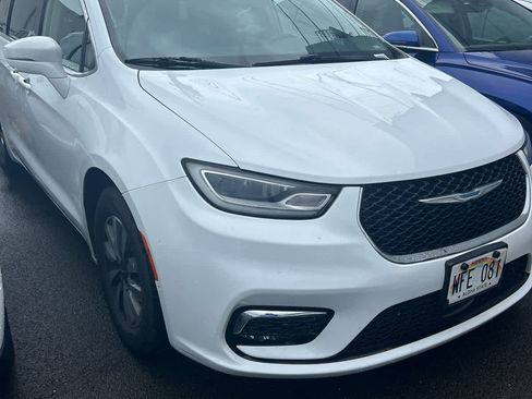 Used 2021 Chrysler Pacifica Touring-L FWD image 3