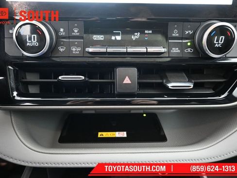 Used 2023 Toyota Highlander XLE AWD/4WD image 20
