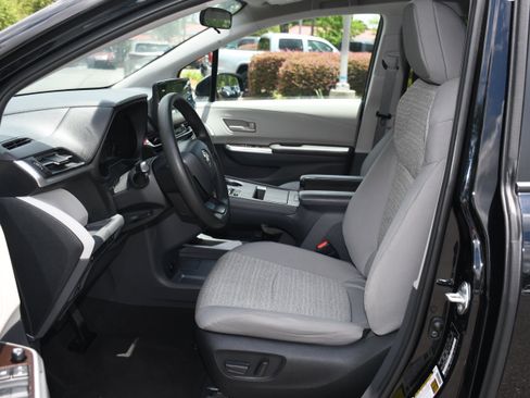 Used 2023 Toyota Sienna LE image 7