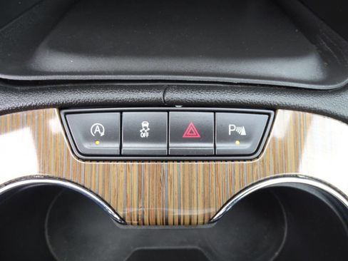 Used 2022 GMC Acadia Elevation image 32